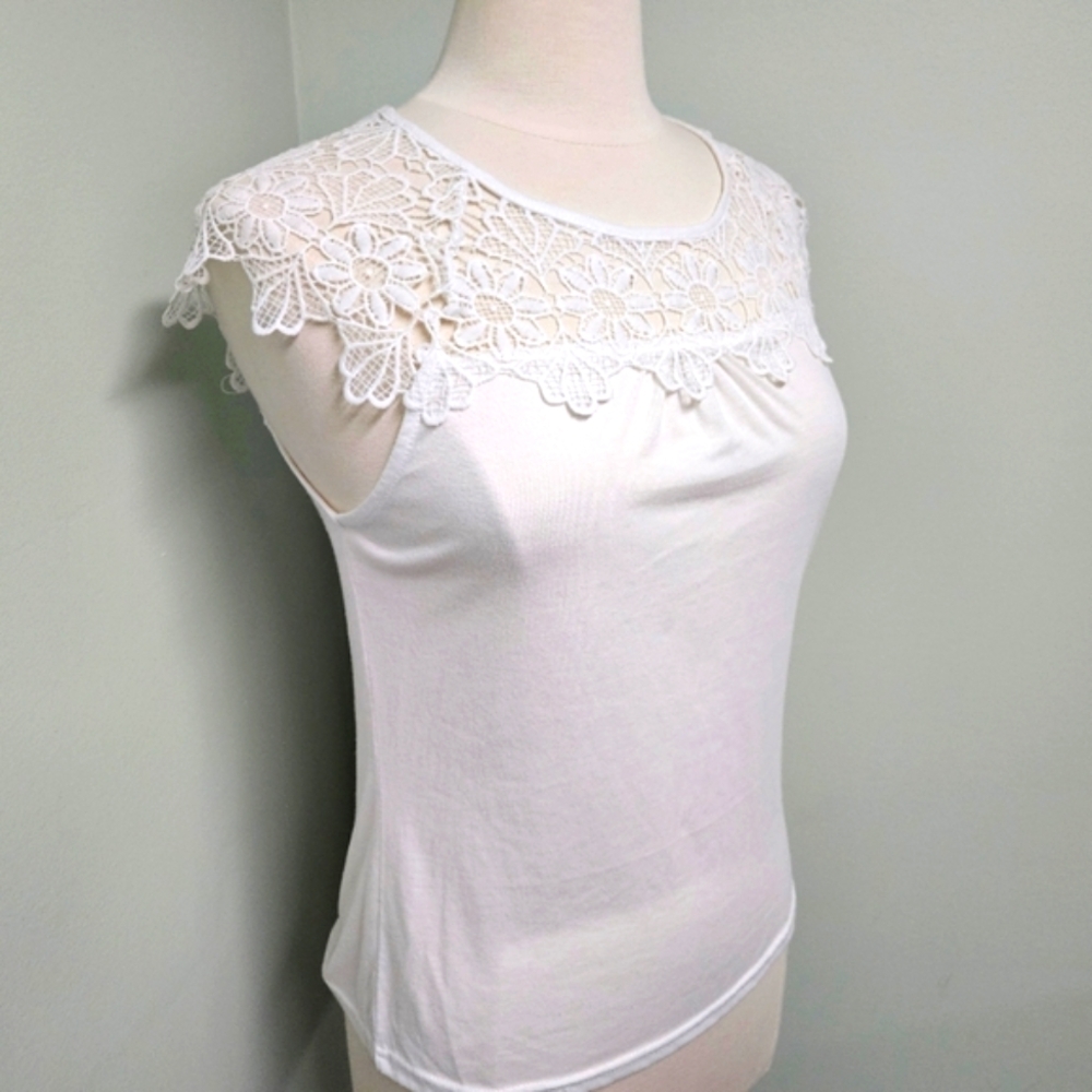 Lace Crochet Elegant Keyhole  White Tank Cap Sleeve Coquette Medium